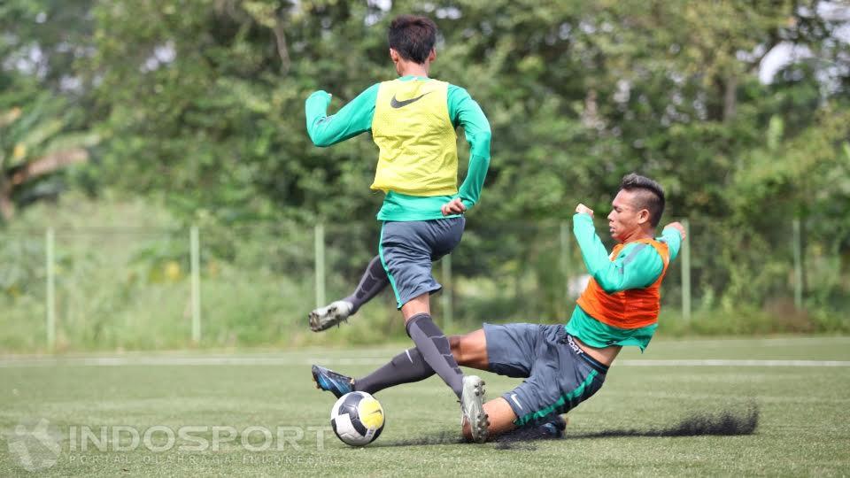 Seorang Pemain seleksi Timnas Indonesia U-19 melakukan tackel kepada rekannya, Senin (25/07/16). (INDOSPORT/Herry Ibrahim)